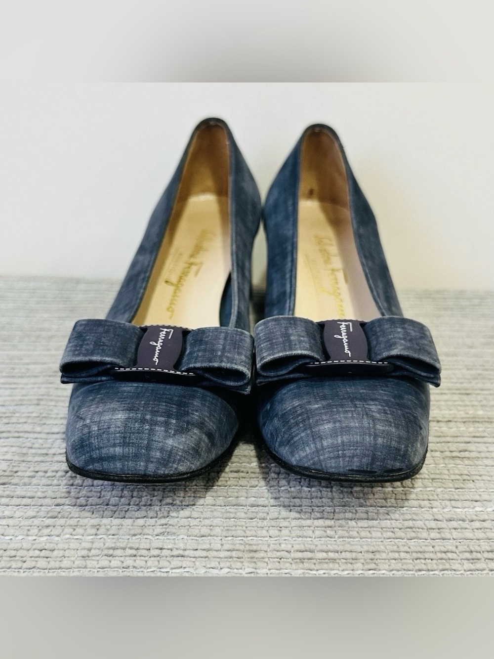 Salvatore Ferragamo Vara Denim Fabric Pumps Blue Bow Block Heel Shoes Size 8 4A - Picture 4 of 11